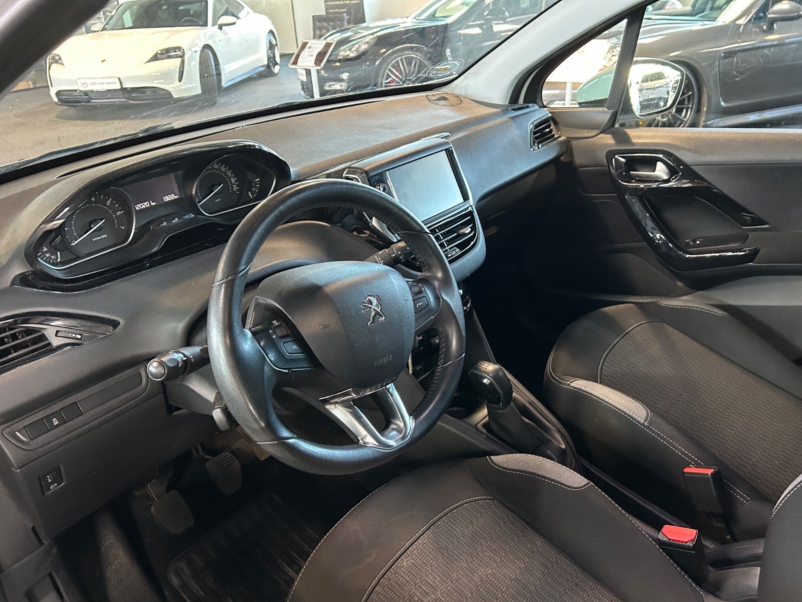 Peugeot 208 - 8