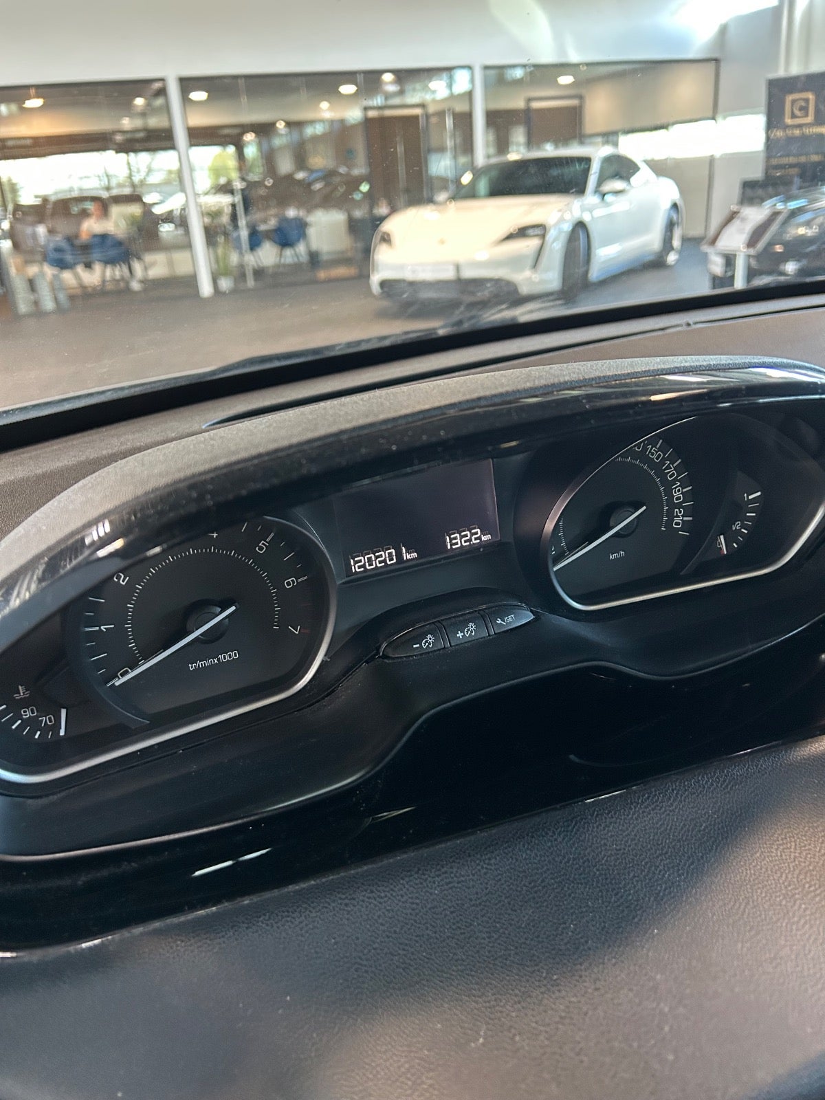 Peugeot 208 - 10