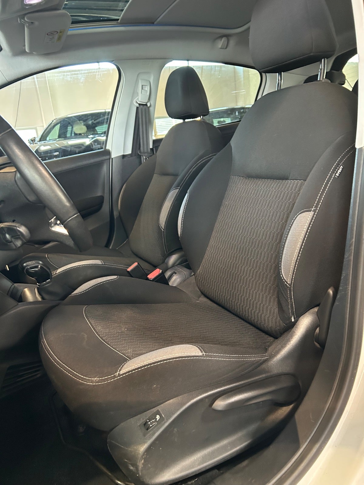 Peugeot 208 - 14
