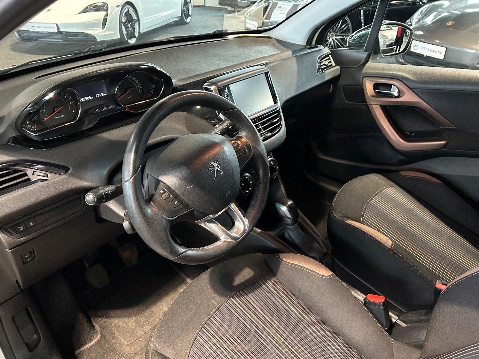 Peugeot 208 - 8