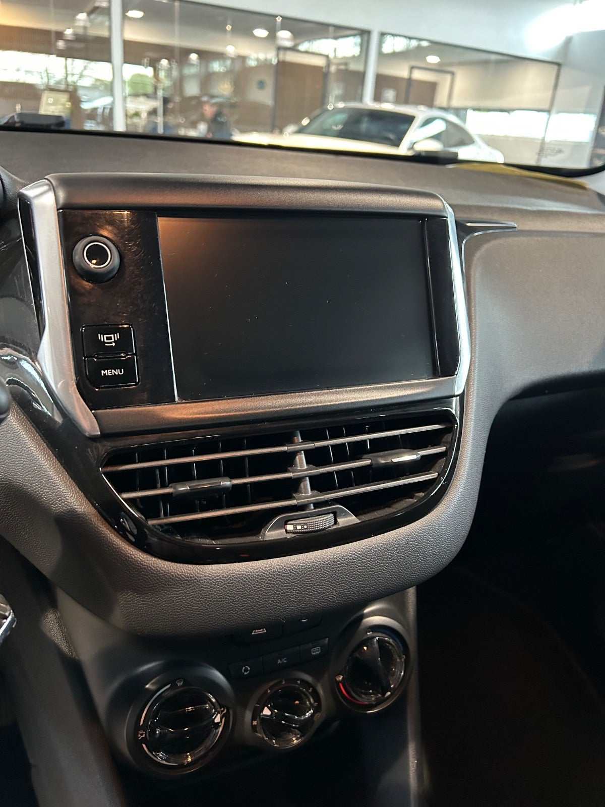 Peugeot 208 - 12