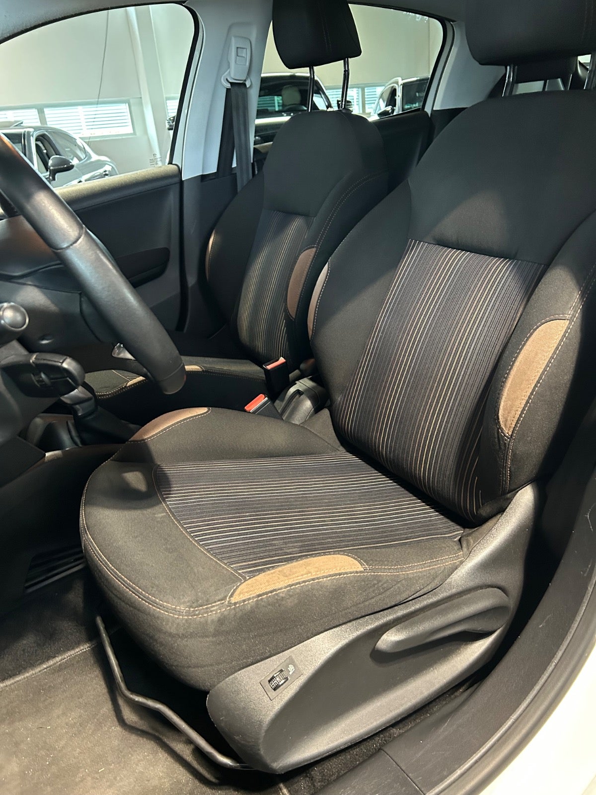 Peugeot 208 - 13