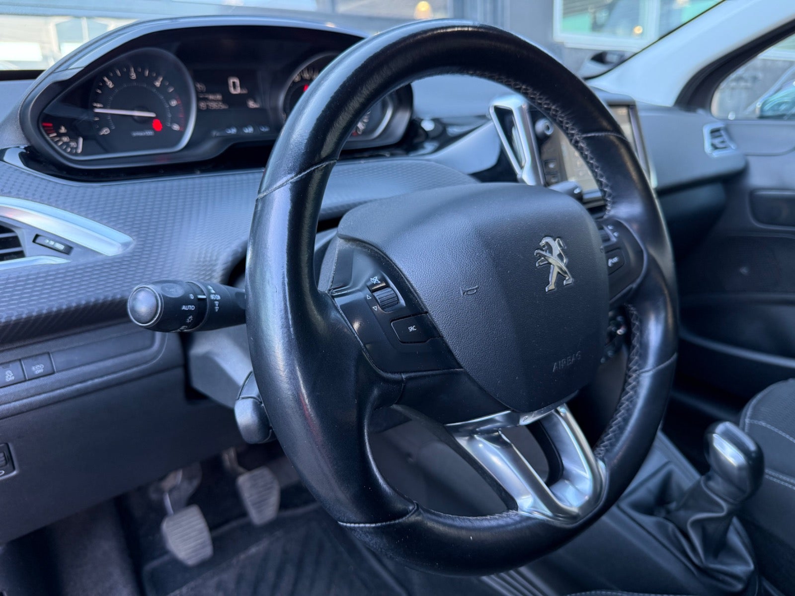 Peugeot 208 - 8