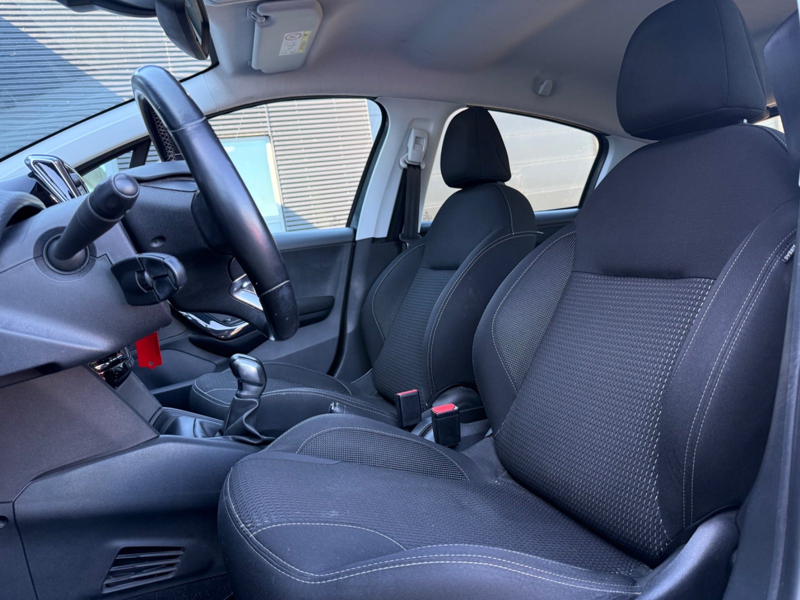 Peugeot 208 - 15