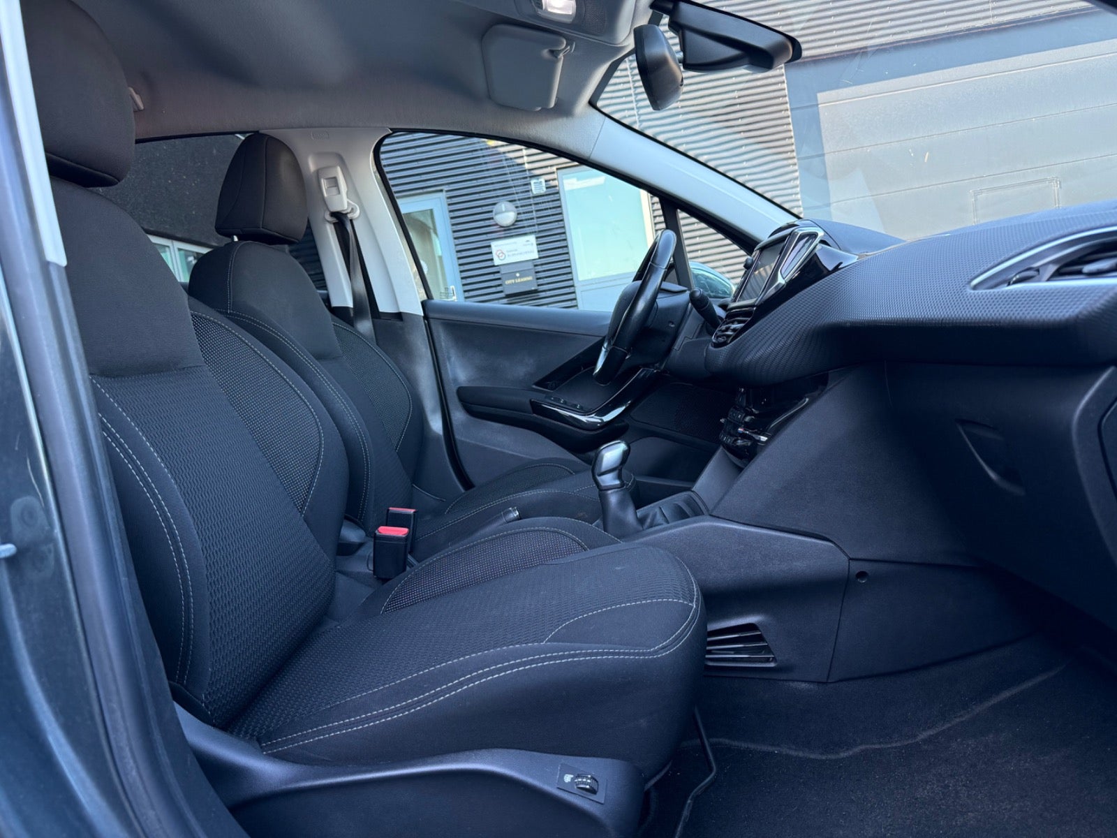 Peugeot 208 - 16